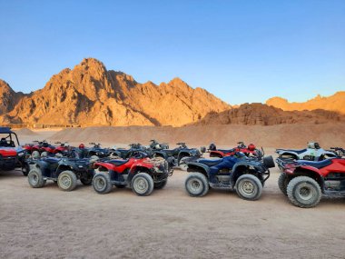 ATV safarisi. Mısır 'a gezintiler. Sharm el Sheikh 'te çölde turist bisikleti..