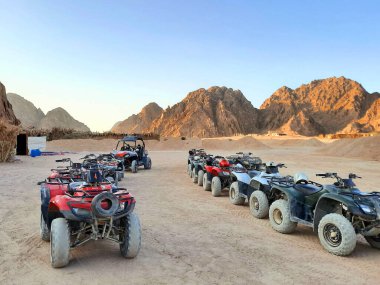 ATV safarisi. Mısır 'a gezintiler. Sharm el Sheikh 'te çölde turist bisikleti..