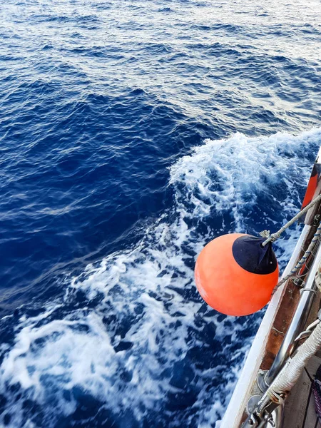 Yattan Kızıl Deniz manzarası.