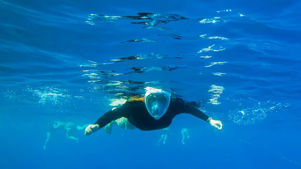 Dziewczyna Jest Zaangażowana Nurkowanie Morzu Zamaskowana Dziewczyna Pływa Pod Wodą — Zdjęcie stockowe