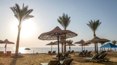 Kızıl Deniz 'in üzerinde gün batımı. Kumsal ve kızıl deniz manzarası.