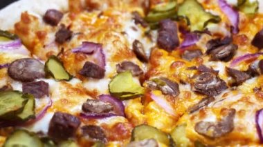 Pizza yakın plan. Dönen pizzanın yakın plan görüntüsü