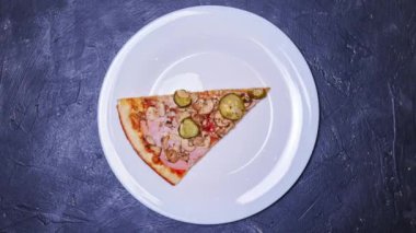 - Pizza. Hareket animasyonunu durdur. Pizza dilimi üst görünümü hareketi