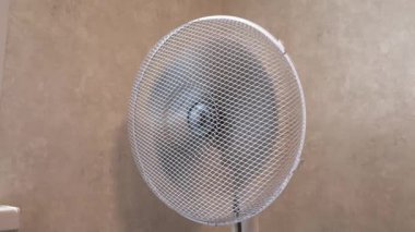 fan-up yakın çekim. Havalandırma pervanelerinin yavaş hareketi