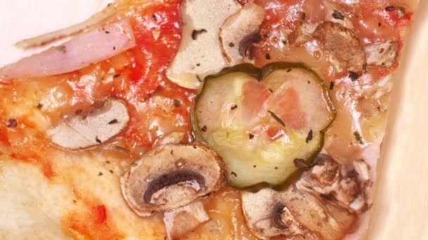 Pizza Von Oben Gesehen Eine Scheibe Pizza Aus Nächster Nähe — Stockvideo