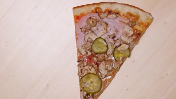 Pizza Üstü Manzaralı Bir Dilim Pizzayı Yakın Plan Çekiyoruz — Stok video