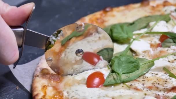 Pizza Großaufnahme Mit Einem Runden Cuttermesser Zeitlupe Schneiden Kamerafahrt — Stockvideo