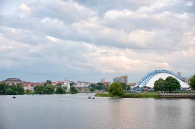 Günbatımında tarihi merkezin Minsk Belarus Panoraması.