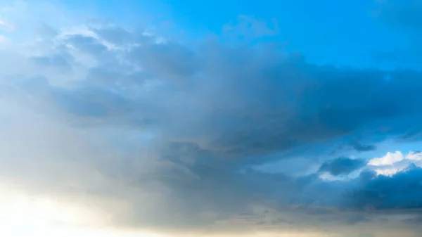 Дождливые Темные Грозовые Тучи Над Морем — стоковое фото
