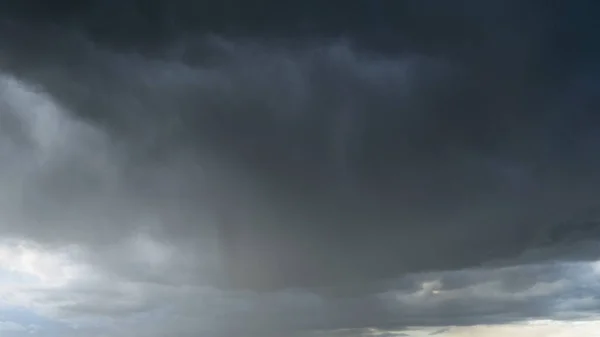 Дождливые Темные Грозовые Тучи Над Морем — стоковое фото