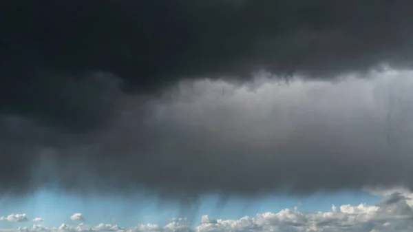Regniga Mörka Stormmoln Över Havet — Stockfoto