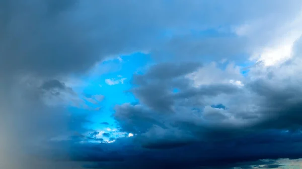 ฝนตก เมฆพาย ดเหน อทะเล — ภาพถ่ายสต็อก