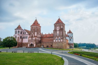 Avrupa. Belarus. Mir. Mir kalesinde bir yaz sabahı.