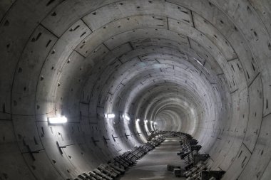 Yeraltı dönüşlü metro tüneli uzaklığa doğru gidiyor..