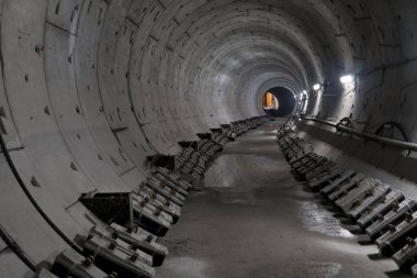 Yeraltı dönüşlü metro tüneli uzaklığa doğru gidiyor..