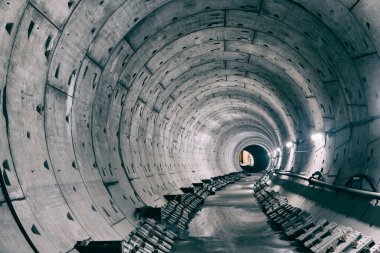 Yeraltı dönüşlü metro tüneli uzaklığa doğru gidiyor..