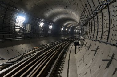 Yeraltı dönüşlü metro tüneli uzaklığa doğru gidiyor..