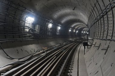 Yeraltı dönüşlü metro tüneli uzaklığa doğru gidiyor..