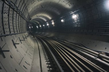 Yeraltı dönüşlü metro tüneli uzaklığa doğru gidiyor..