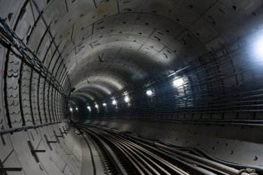 Yeraltı dönüşlü metro tüneli uzaklığa doğru gidiyor..