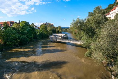 Avusturyalı. Graz Eylül 2018: Graz Mur nehrinde c Cafe.