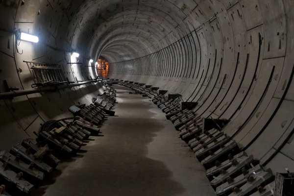 Yeraltı dönüşlü metro tüneli uzaklığa doğru gidiyor..