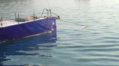 Limanda park etmiş mavi bir yatın burnu.