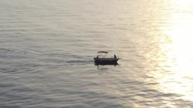 Sahil boyunca yelken açan bir eğlence gemisi