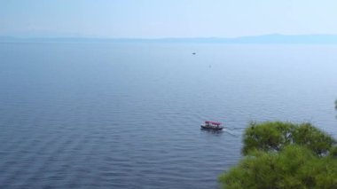 Sahil boyunca yelken açan bir eğlence gemisi