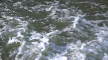 Deniz mavi yüzeyinde ripples