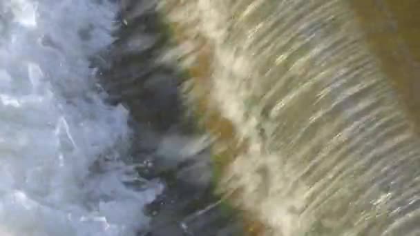 Τεχνητό κατώφλι διαφορά ύψους στο ποτάμι της πόλης του πράσινου χρώματος — Αρχείο Βίντεο