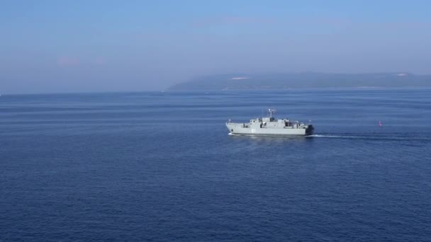 Военный корабль отправляется в плавание на дежурстве — стоковое видео