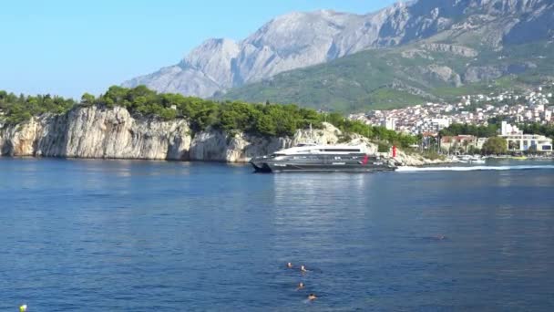 Kroatien September 2018. Vergnügungsboot mit Touristen aus dem Hafen — Stockvideo
