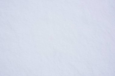 Beyaz karın pürüzsüz yüzeyi.