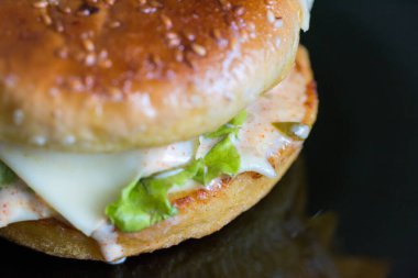 Arkaplanda iştah açıcı kabuklu hamburger..