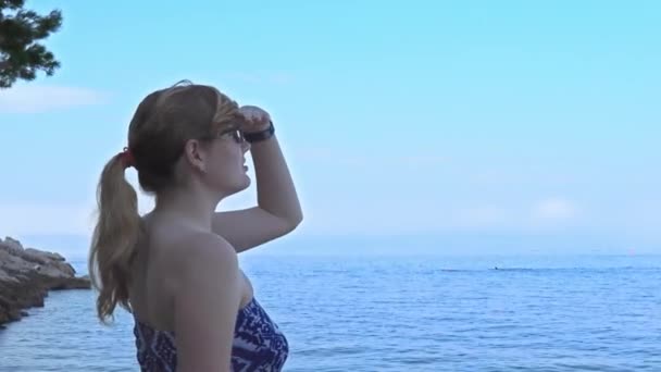 Дівчина Бачить Море Вперше Дивиться Відстань — стокове відео