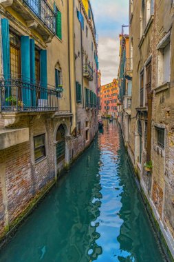 İtalya. Venedik. Günbatımında Venedik Kanalı.