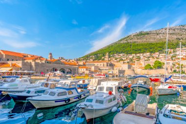 Hırvatistan. Yaz günü Dubrovnik 'in liman ve manzarası.