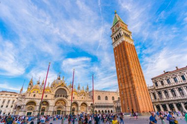 Venedik. İtalya. Eylül 2018. St. Mark Meydanı, St. Mark Bazilikası ve St. Mark 's Campanile çan kulesi..
