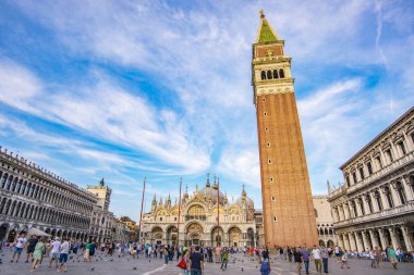 Venedik. İtalya. Eylül 2018. St. Mark Meydanı, St. Mark Bazilikası ve St. Mark 's Campanile çan kulesi..