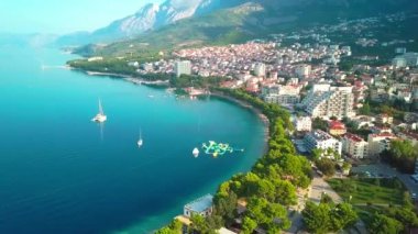 Şafak vakti Makarska kenti yakınlarındaki plajın havadan görüntüsü. Makarska Riviera, Hırvatistan