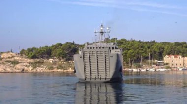 Bir savaş gemisi sabah limandan ayrılıyor.