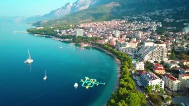 Şafak vakti Makarska kenti yakınlarındaki plajın havadan görüntüsü. Makarska Riviera, Hırvatistan