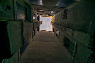 İtalya. Venedik adasındaki bir ortaçağ İtalyan avlusunun sanat fotoğrafı..