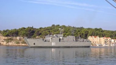 Savaş gemisi sabah limandan ayrılıyor.