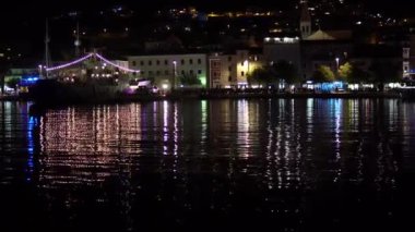 Hırvatistan. Makarska. Eski şehrin gece manzarası