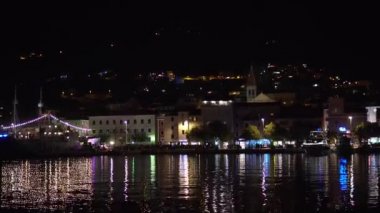Hırvatistan. Makarska. Eski şehrin gece manzarası