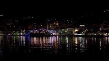 Hırvatistan. Makarska. Eski şehrin gece manzarası