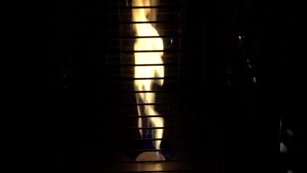 Καυστήρα Αερίου Στο Εσωτερικό Ενός Νυχτερινού Εστιατορίου Ένα Καλοκαιρινό Βράδυ — Αρχείο Βίντεο