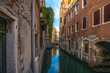İtalya. Venedik. Venedik 'in güzel kanallarının üzerinde bir yaz akşamı gün batımı.